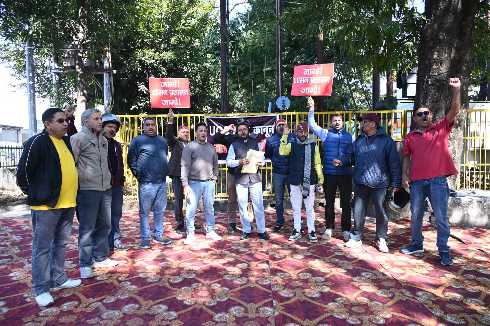 UGC इक्विटी रेगुलेशन के खिलाफ जोरदार प्रदर्शन, एक्ट की प्रतियां जला जताया विरोध…..