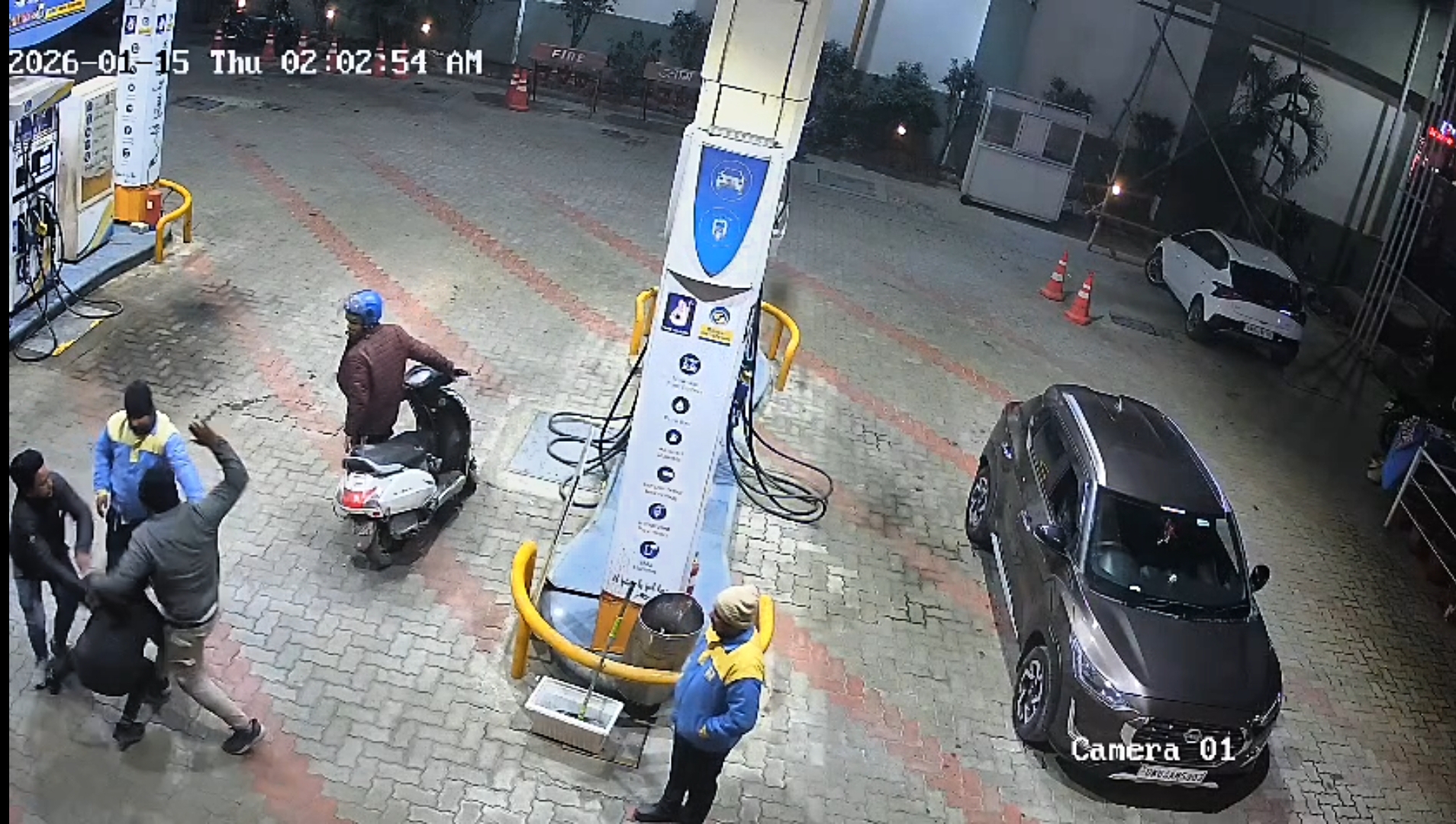 नशे में धूत युवक ने पेट्रोल पंप पर की गुंडागर्दी, विकलांग पंप गर्मी को पीटा.. देखें -Video