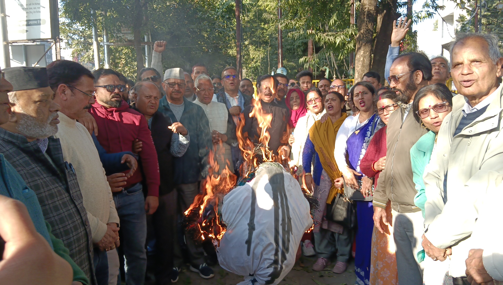 ऐतिहासिक मंदिरों एवं मूर्तियों को तोड़े जाने के खिलाफ, कांग्रेस ने फूंका सरकार का पुतला…….. 
