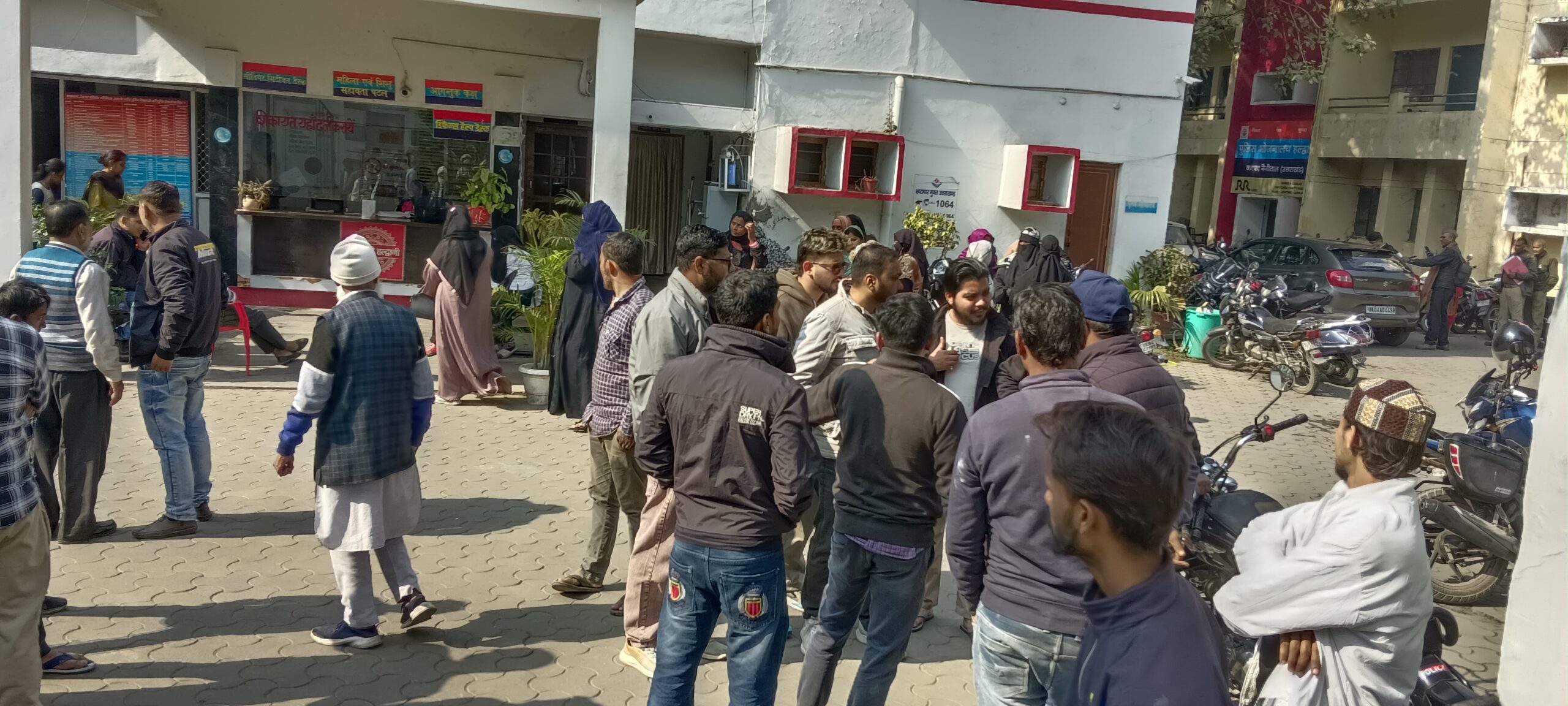 दिनदहाड़े रेलवे क्रॉसिंग पर युवकों को लाठी डंडों से पीटा, घटनाक्रम CCTV में हुआ कैद…. 