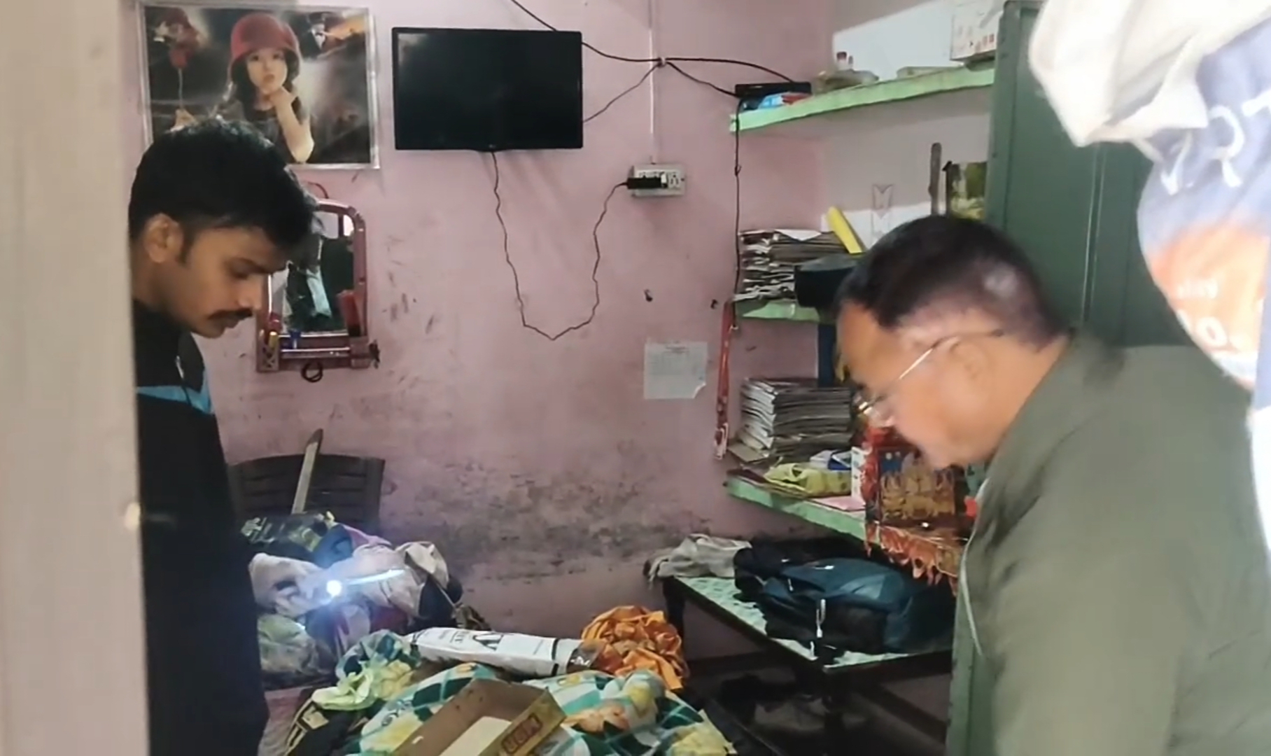 परिवार को बंधक बना, हजारों की नकदी और जेवरात ले उड़े बदमाश……. 