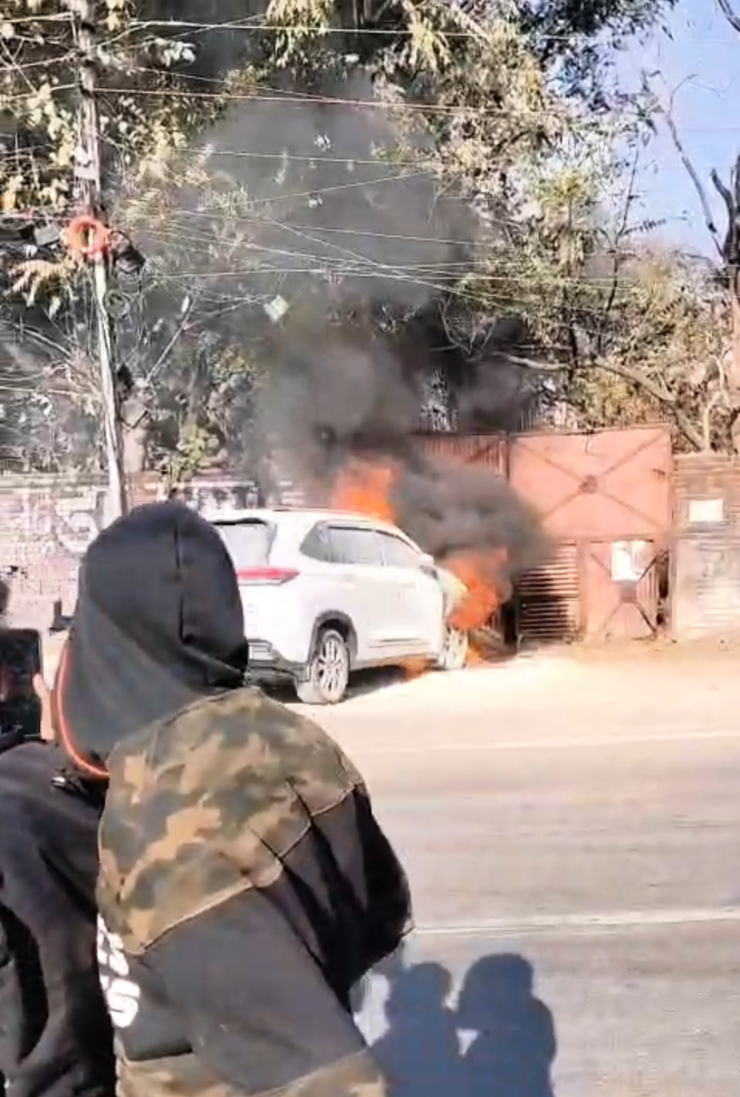 यहां सड़क किनारे खड़ी कार में लगी आग, मची अफरा-तफरी..देखें Video