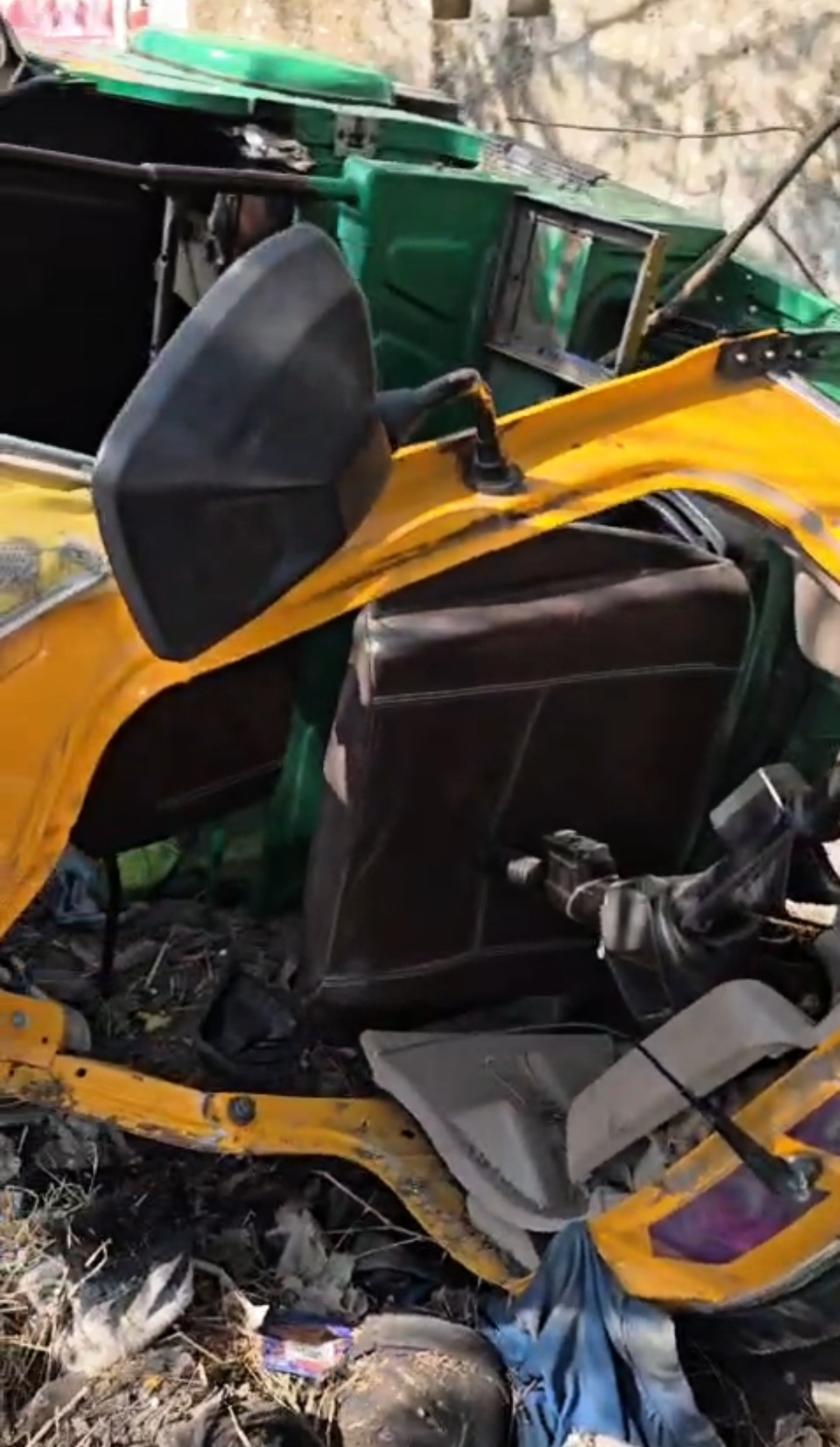 देवलचौड़ चौराहे पर स्विफ्ट ने ऑटो को मारी टक्कर, ऑटो चालक सहित चार घायल। देखें Video