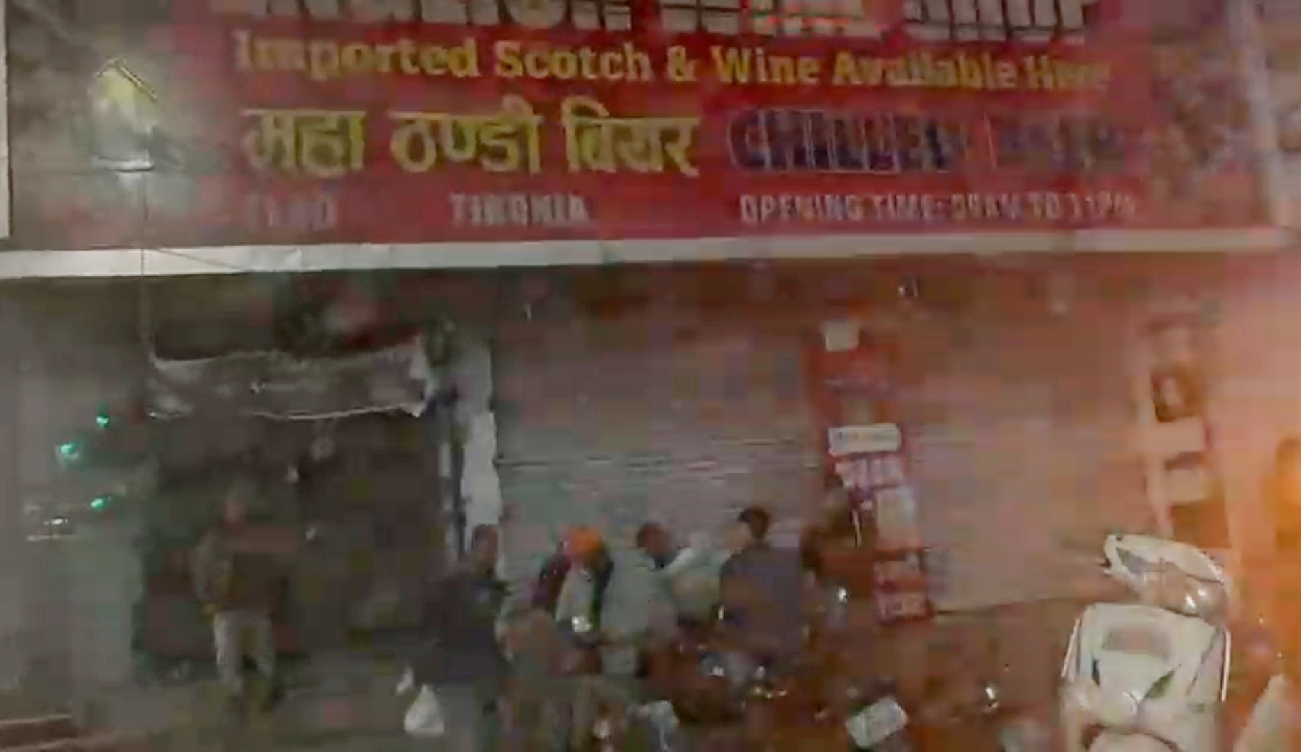 गणतंत्र दिवस पर बेच रहा था शराब, Video वायरल…….