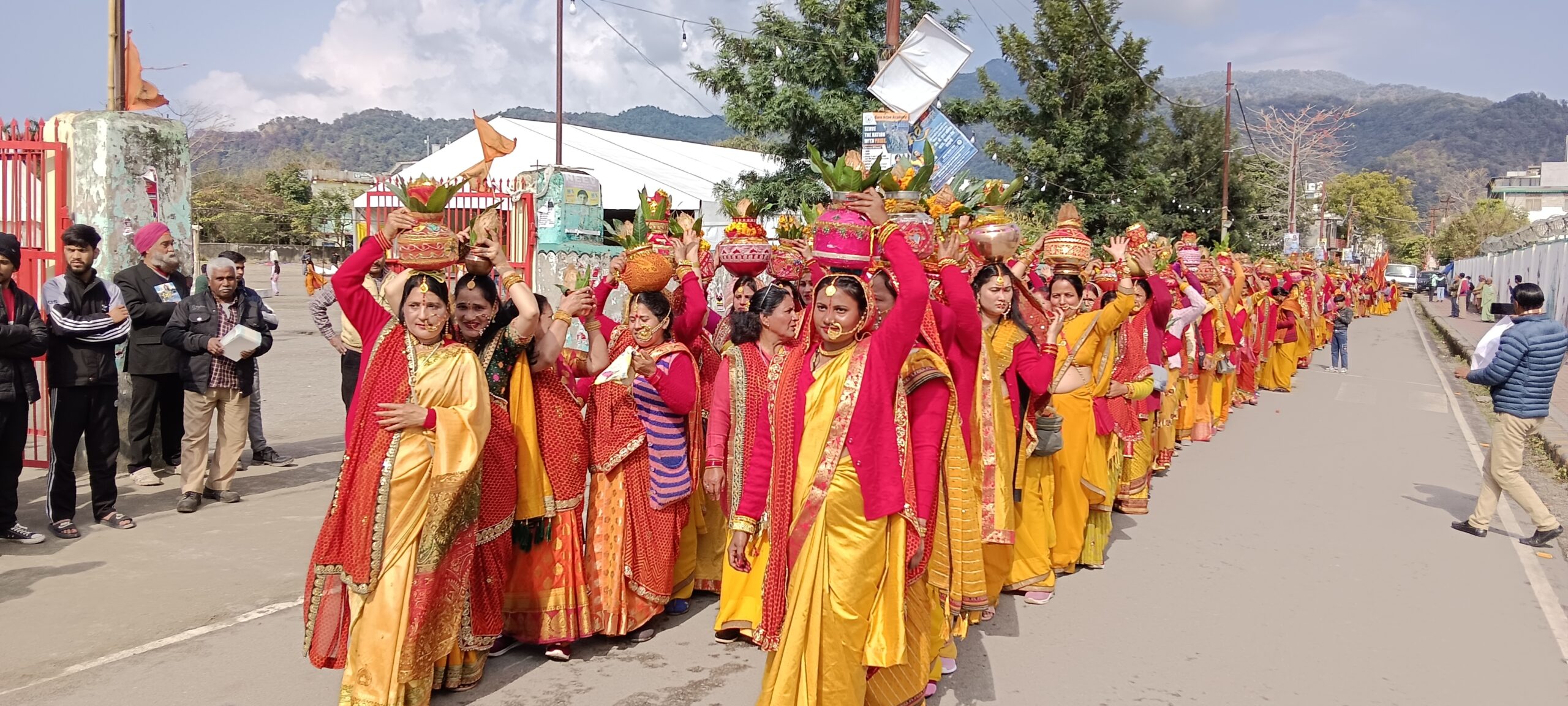 शिव कथा से पूर्व निकाली भव्य कलश यात्रा, भक्तिमय हुआ माहौल…Video