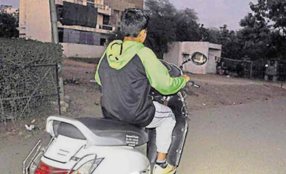 वाहन चलाते पकड़ा गया नाबालिग, पिता के खिलाफ गैर जमानती वारंट…..