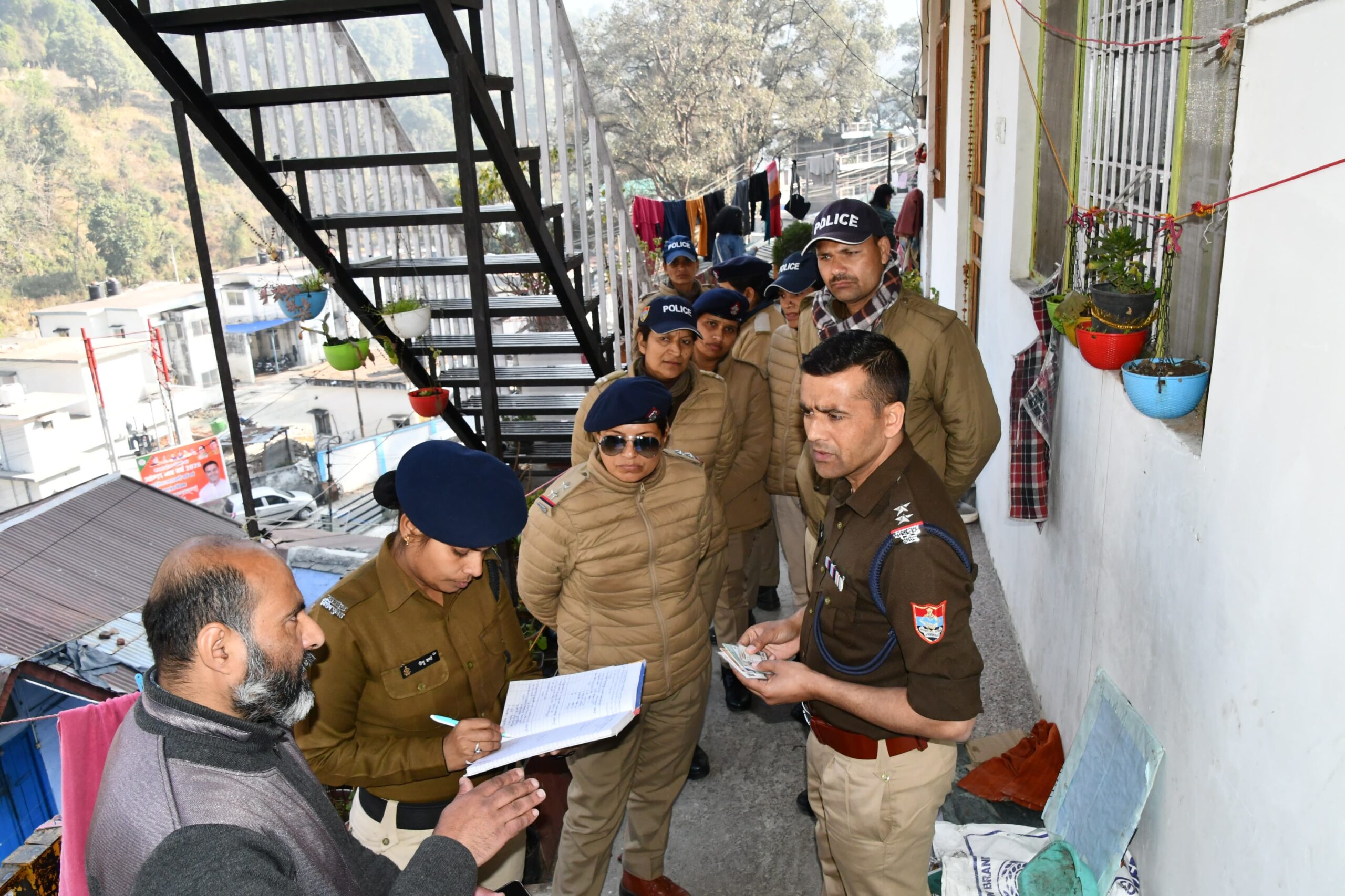 पुलिस ने चलाया वृहद सत्यापन अभियान,199 सत्यापन,21 के विरुद्ध हुई कार्यवाही….