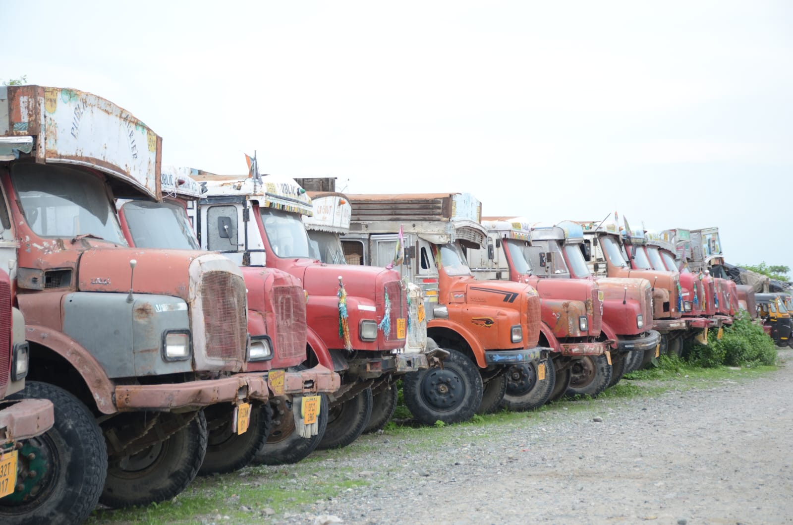 चोरों के हौंसले बुलंद, बनभूलपुरा क्षेत्र में खड़े ट्रकों से उड़ाई 19 बैटरियां…….