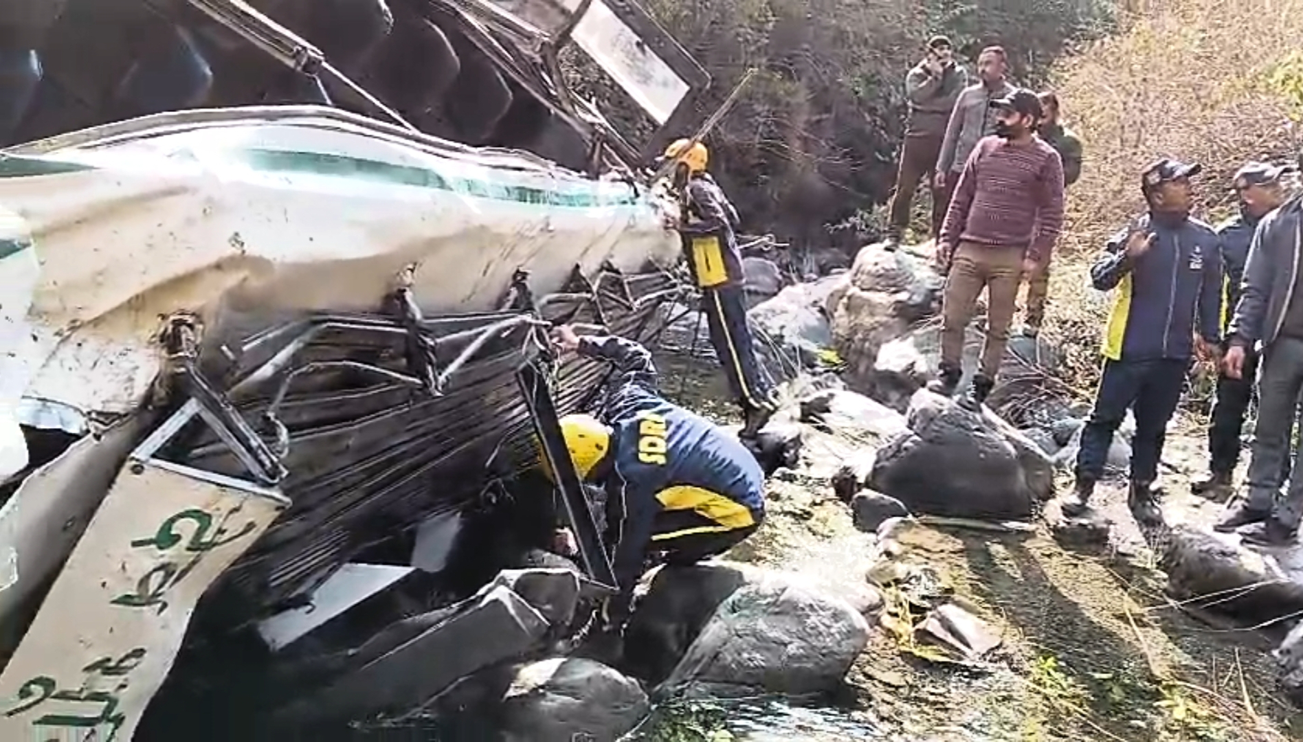 100 मीटर गहरी खाई में गिरी रोडवेज बस, 3 की मौत, रेस्क्यू जारी- देखें Video…..