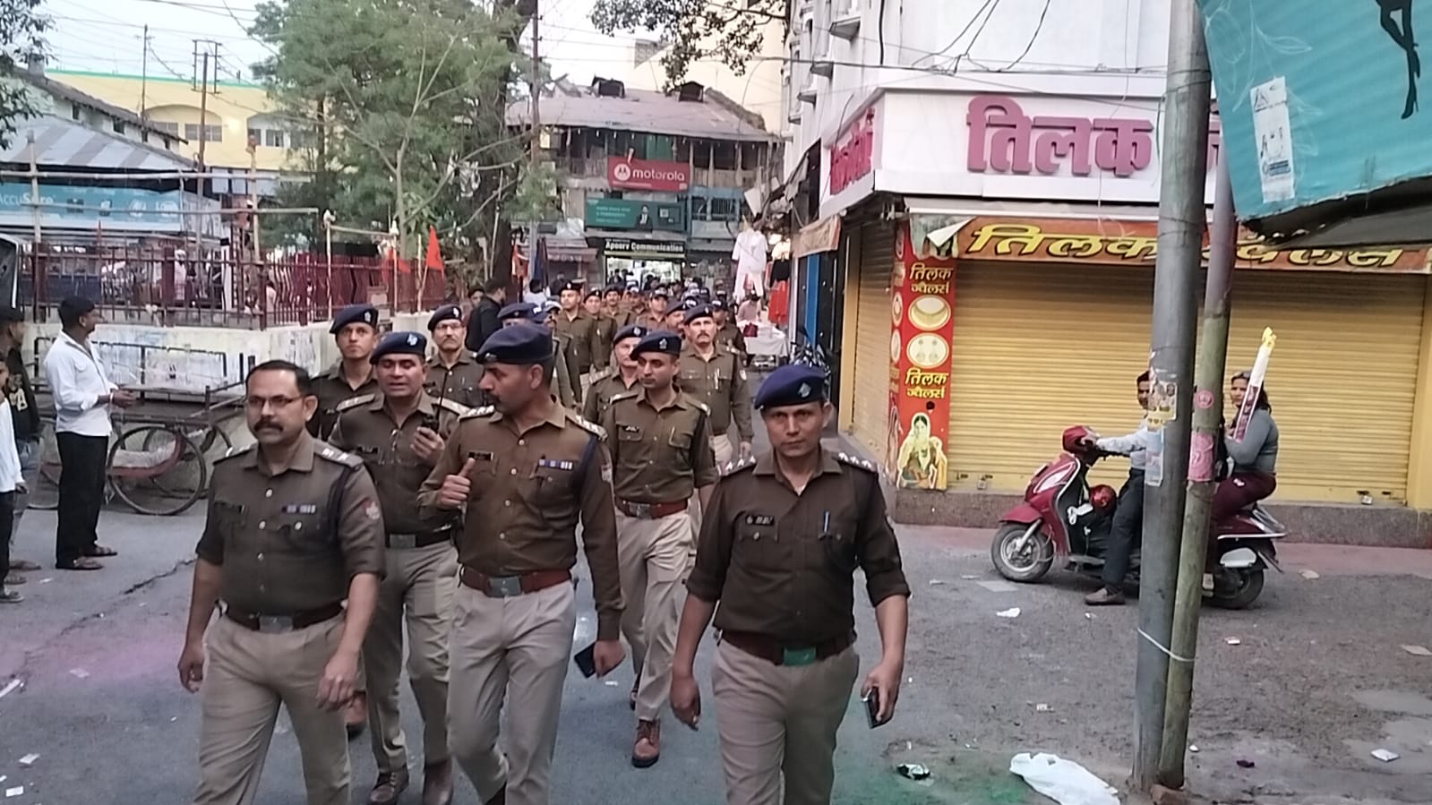 होली पर शांति व्यवस्था बनाए रखने को पुलिस ने निकाला फ्लैग मार्च…..
