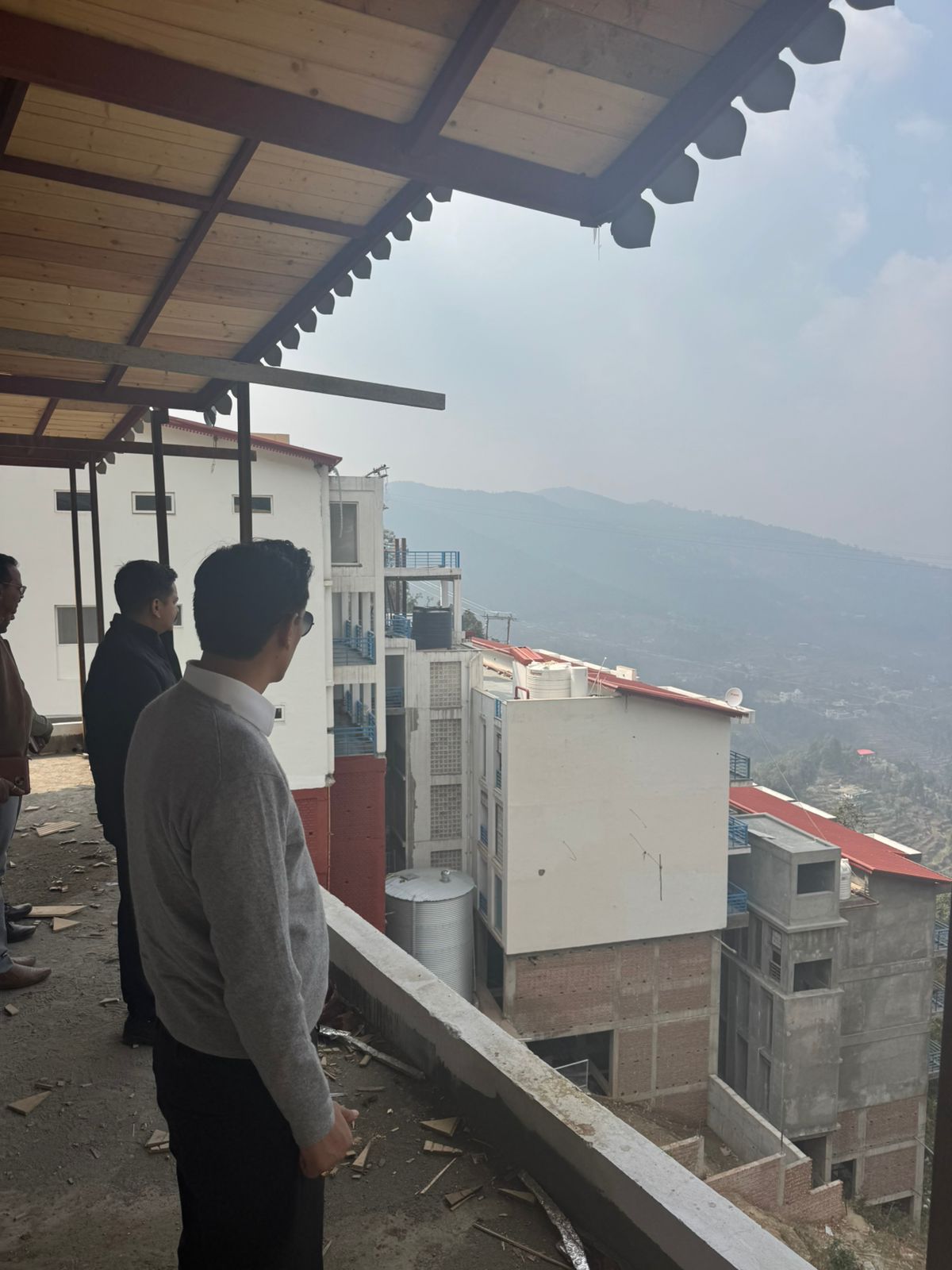 मुक्तेश्वर में बेलगाम निर्माण पर आयुक्त ने जताई चिंता,इमारतों की जांच के निर्देश…..