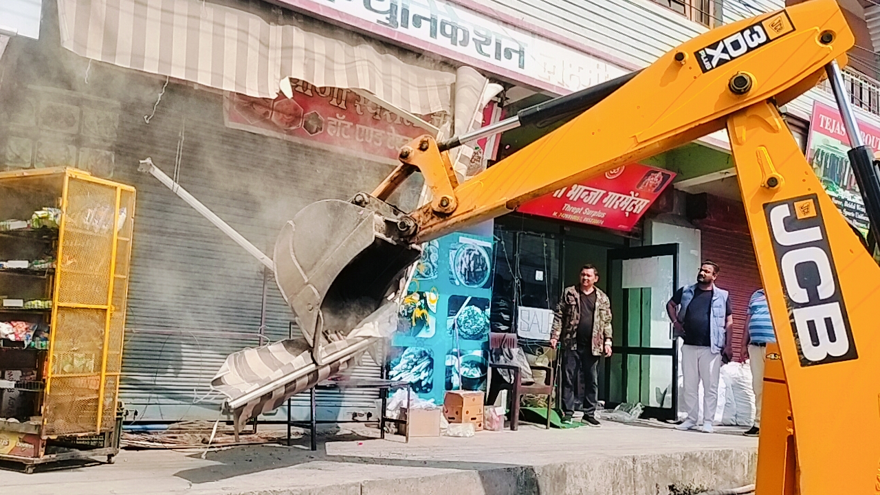 अवैध निर्माण पर चला प्रशासन का पीला पंजा, चौड़ीकरण में बन रहे थे बाधक.Video..