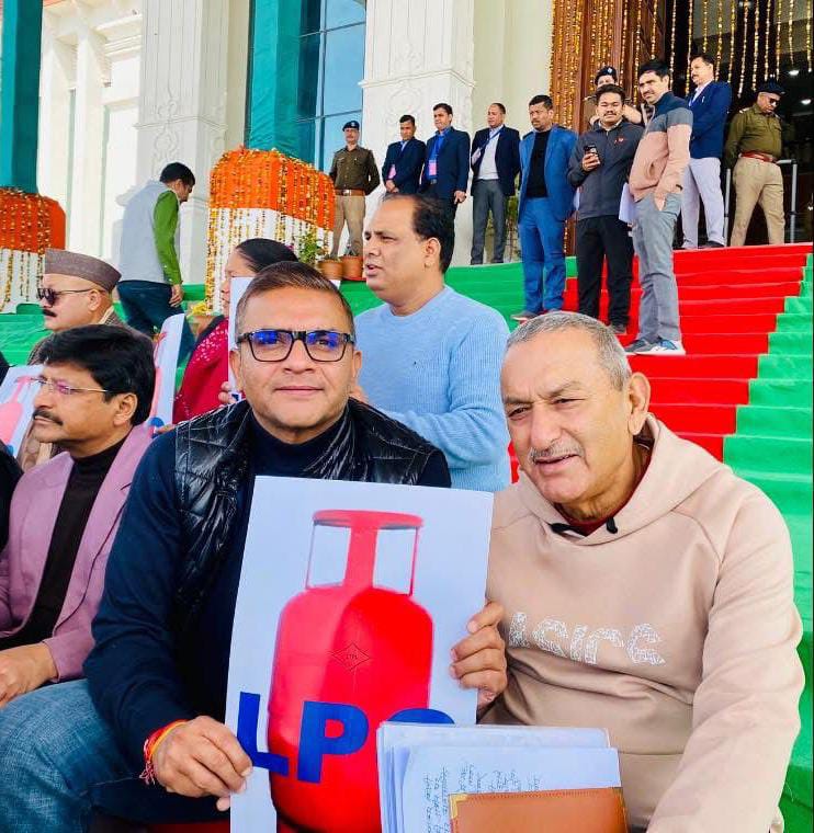 चरमराती स्वास्थ्य सेवाओं, आयुष्मान योजना और गैस किल्लत पर, सदन में गरजे विधायक सुमित हृदयेश…..