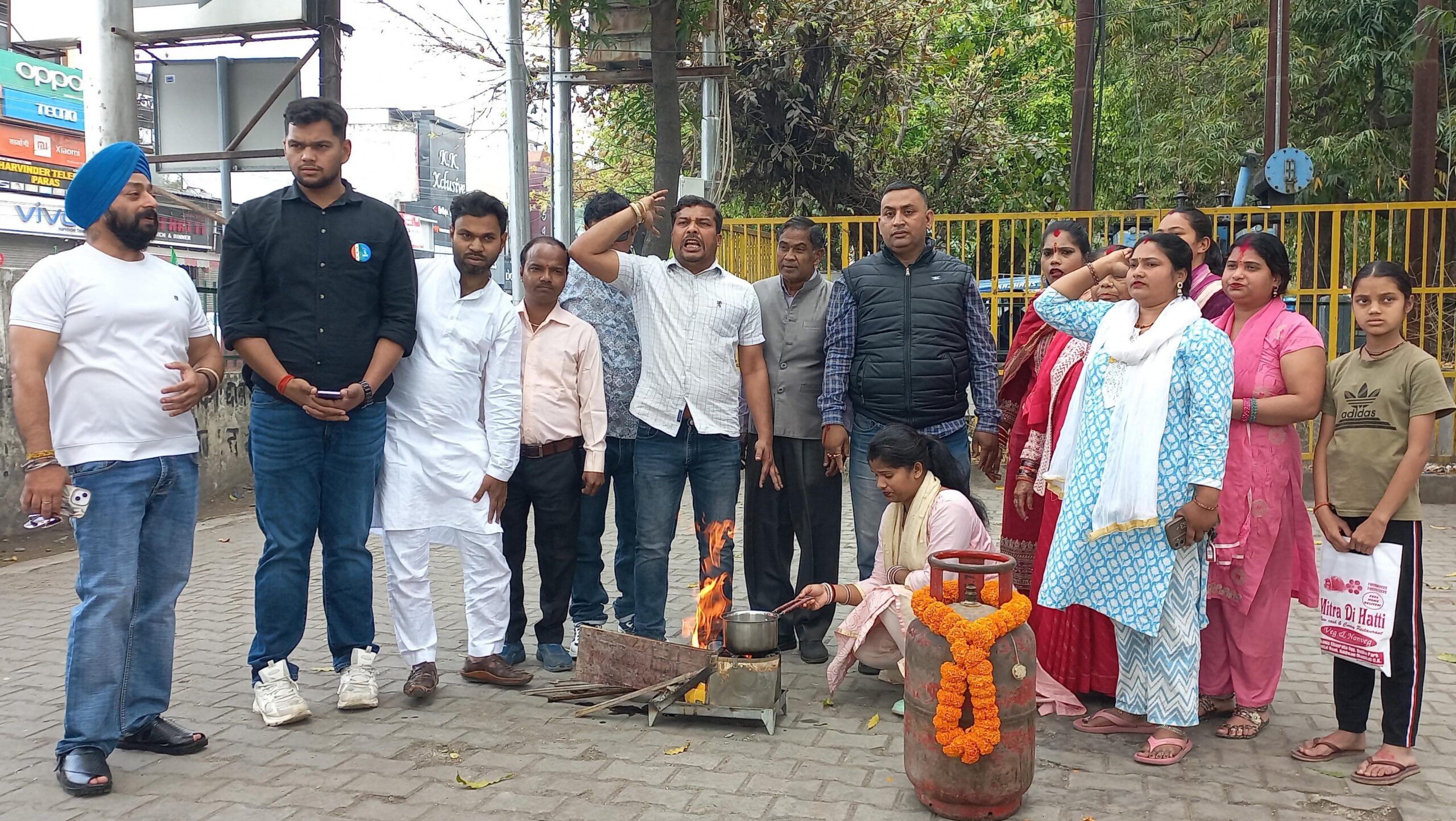 रसोई गैस की किल्लत के खिलाफ कांग्रेसियों का प्रदर्शन, सिलिंडर को श्रद्धांजलि दे अनोखे अंदाज में जताया विरोध…..