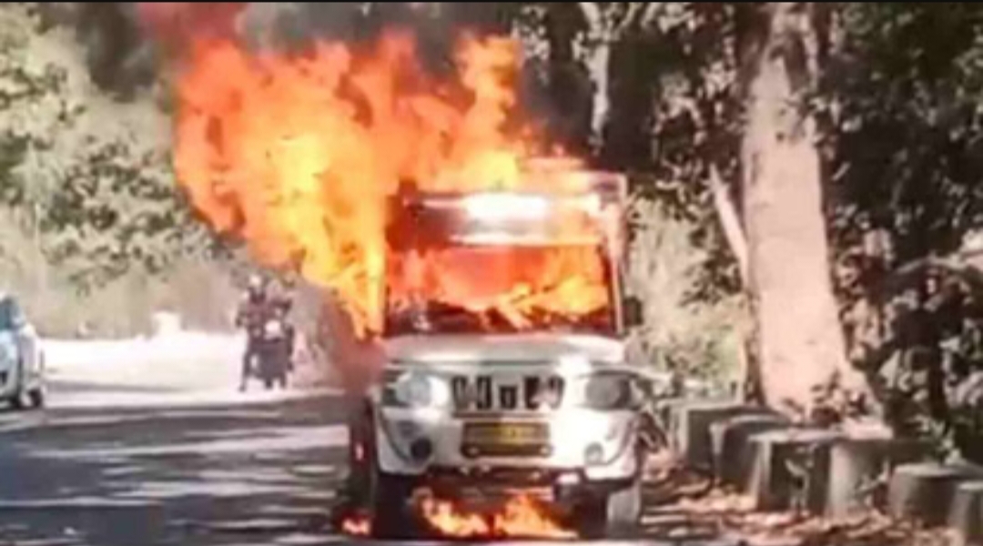 यहाँ चलती पिकअप बनी आग का गोला, चालक ने कूदकर बचाई जान……