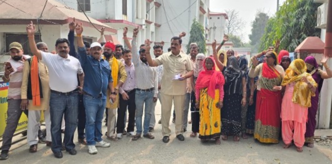 नाबालिग के साथ छेड़छाड़ से गुस्साए लोगों ने एसएसपी कार्यालय में किया प्रदर्शन……
