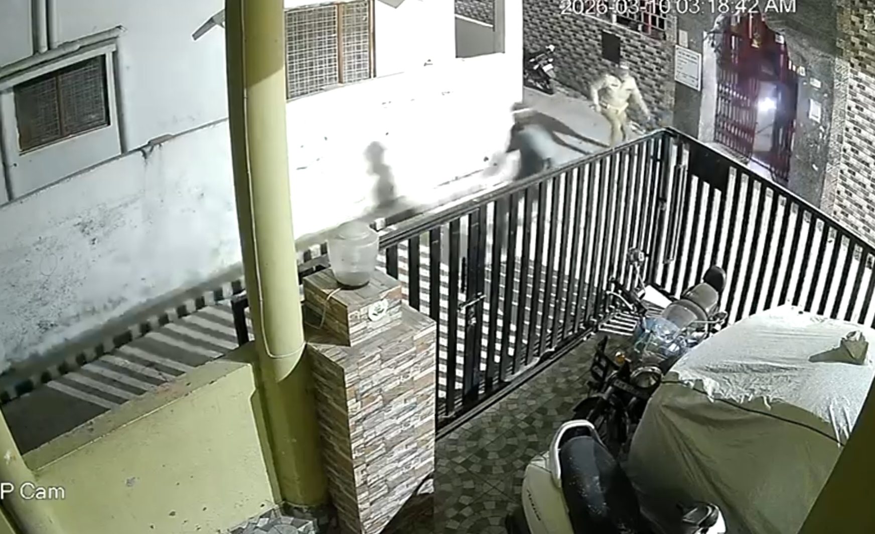 यहां मंदिर में घुसा चोर, पकड़ने आए पुलिसकर्मियों को चकमा देकर हुआ फरार, घटना सीसीटीवी में हुई कैद…