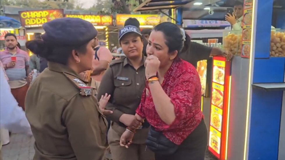 चौपाटी में भिड़ी महिला ब्लॉगर,पुलिस ने की ये कार्रवाई…..