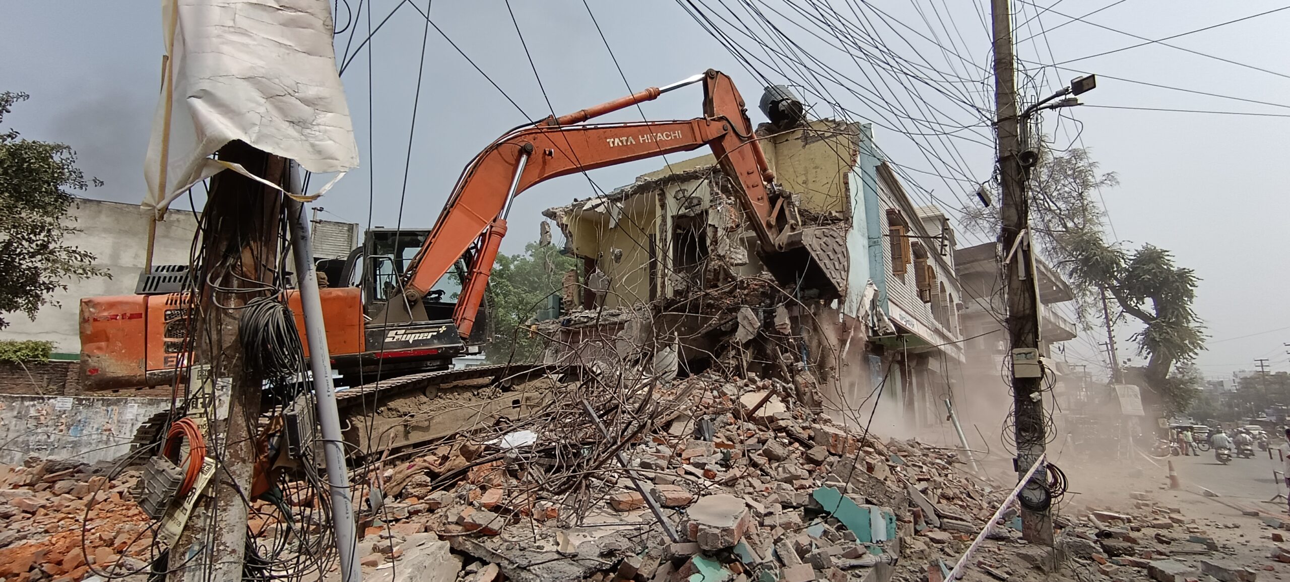 ऊंचा पुल में अवैध निर्माण पर गरजा प्रशासन का पीला पंजा, सिंचाई नहर पर बनी बहुमंजिला इमारत ध्वस्त….