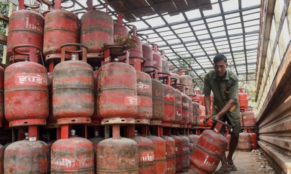 अब घरेलू गैस सिलेंडर करना होगा सरेंडर, जानें क्या है मामला……