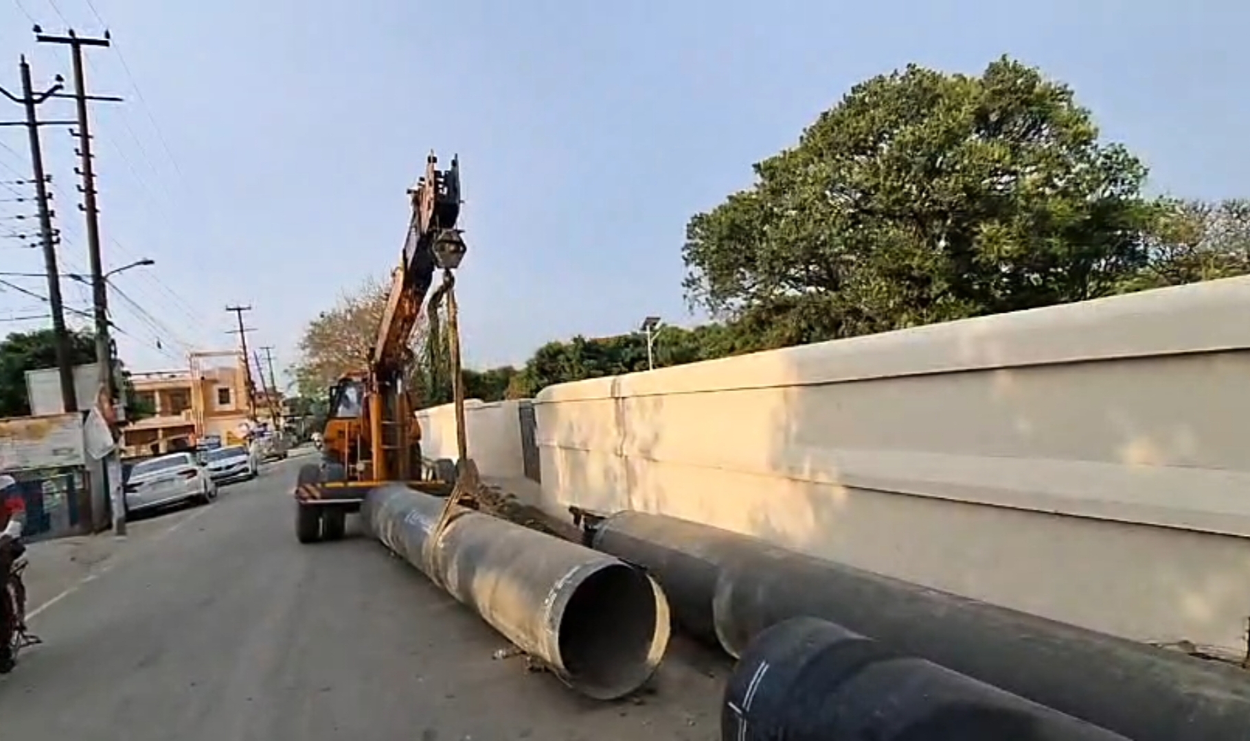 पीली कोठी क्षेत्र में सड़क किनारे रखें पाइपों से टकराई कार, हादसे में डॉक्टर घायल…..