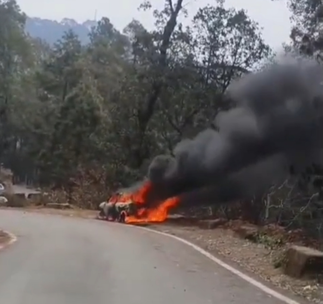 कैंची धाम दर्शन को पहुंचे पर्यटकों की कार में लगी आग, देखें Video……