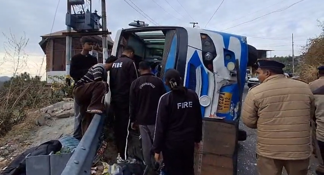 हादसा: सड़क पर पलटी तेज रफ्तार बस, एक की मौत, आठ घायल…..