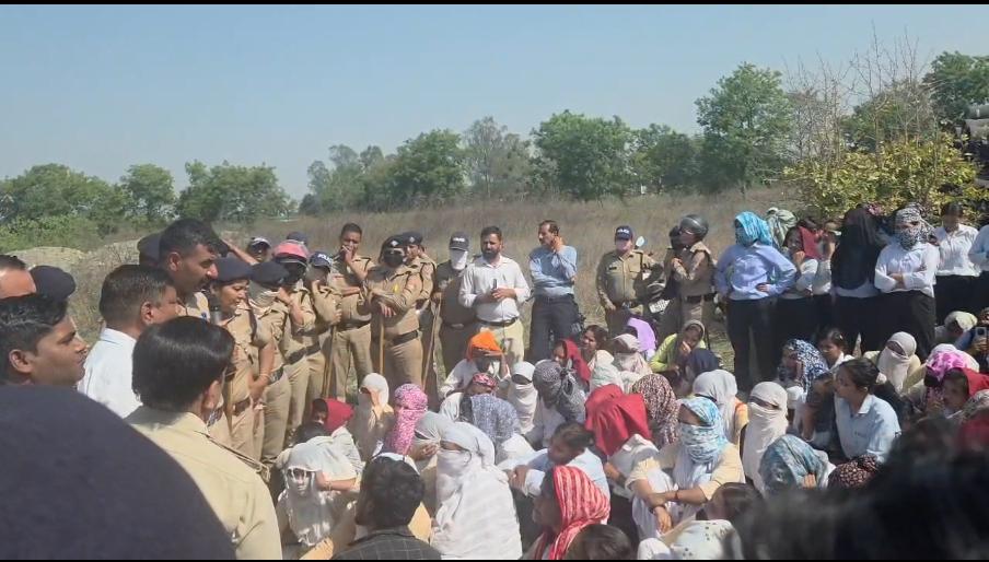 मोटहल्दू मदरसन विवाद: जमकर हुए हंगामे के बाद 12 मांगों पर सहमति, कर्मियों ने खत्म किया अनशन…….