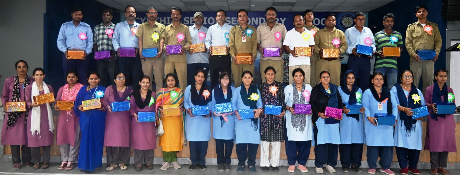 अंतरराष्ट्रीय श्रमिक दिवस पर विद्यालय के सहयोगी कर्मचारियों को किया सम्मानित…..