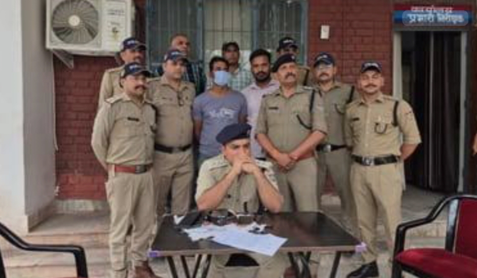 जेल से फरार एक लाख का इनामी बदमाश गिरफ्तार…..