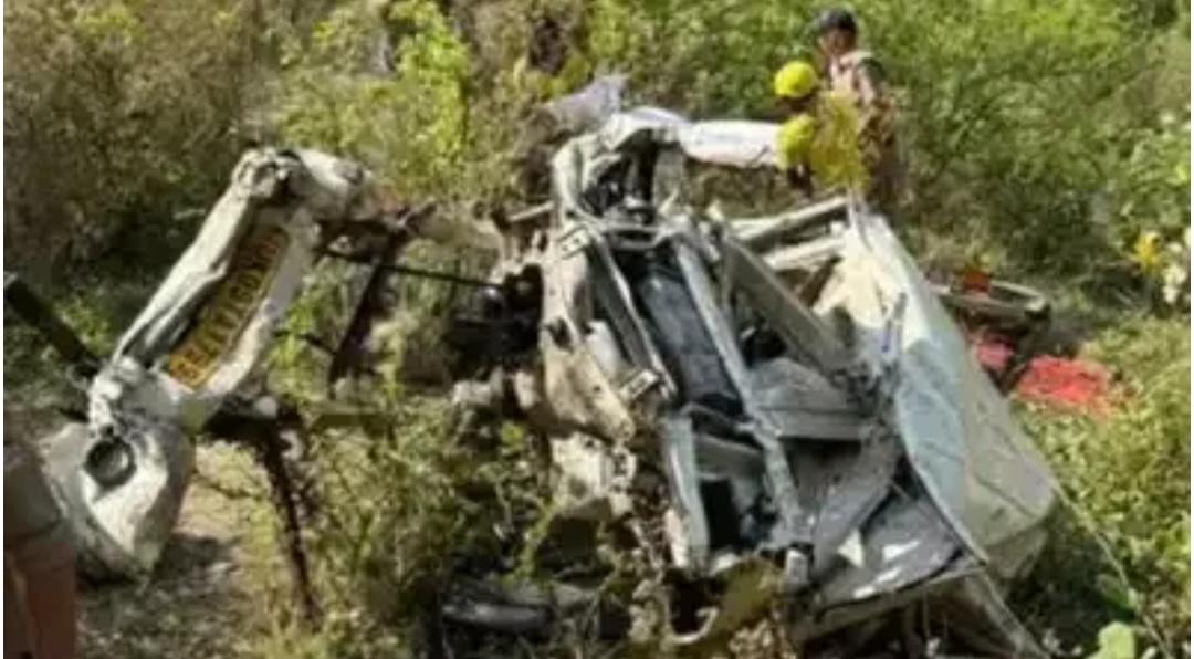 अंतिम संस्कार से लौट रहे लोगों का वाहन गिरा खाई में, 8 की मौत 2 घायल…..