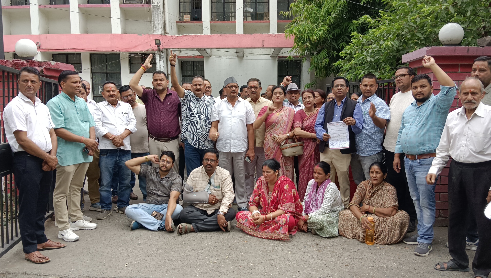 ग्राम प्रधान के साथ मारपीट मामले में प्रधान संगठन का पुलिस बहुउद्देशीयभवन पर धरना प्रदर्शन, आरोपियों की जल्द गिरफ्तारी की मांग…. 