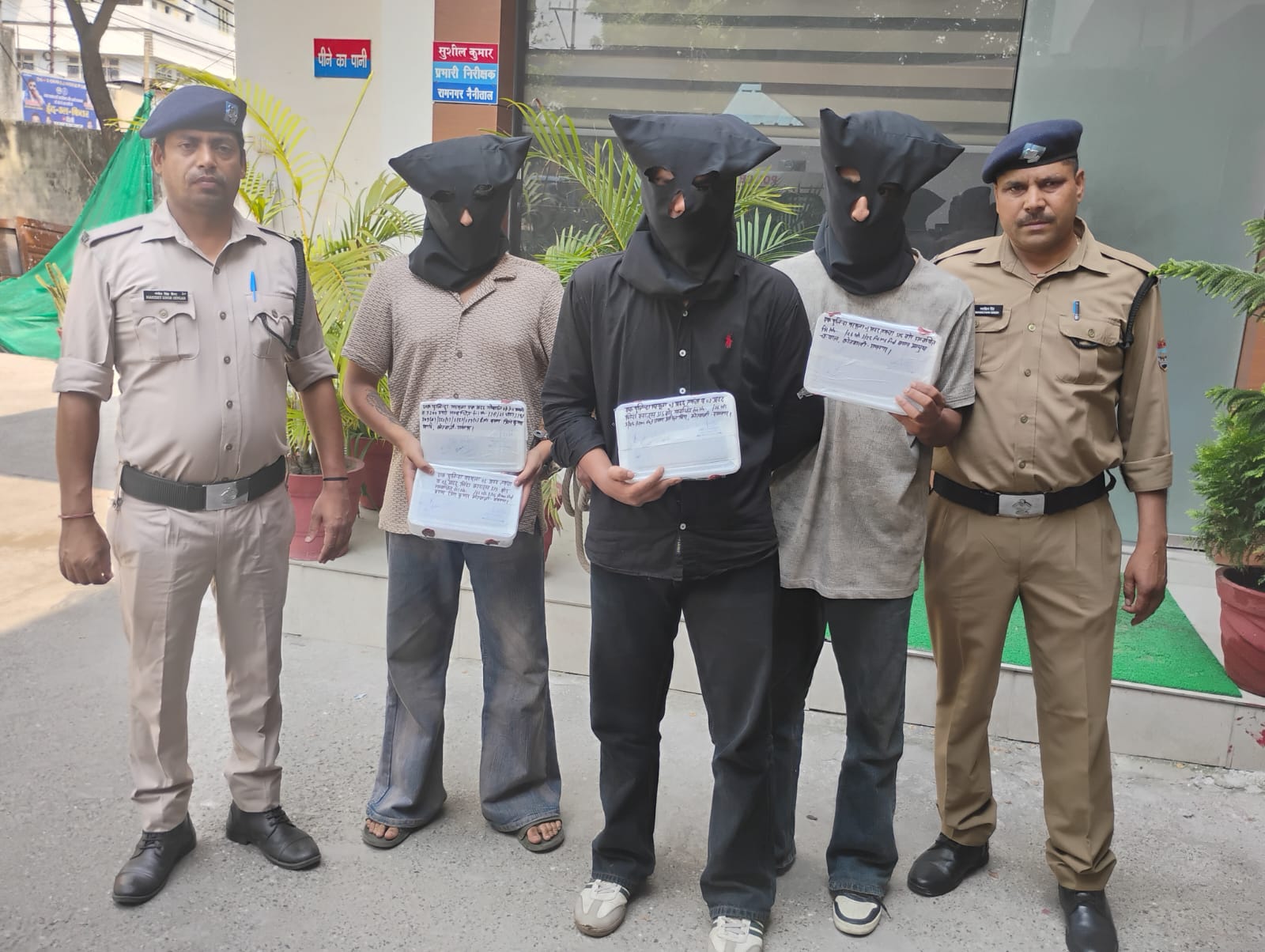तमंचे की नोक पर लूट की घटना को अंजाम देने वाले 3 लुटेरे गिरफ्तार, 3 अवैध तमंचे बरामद…. 