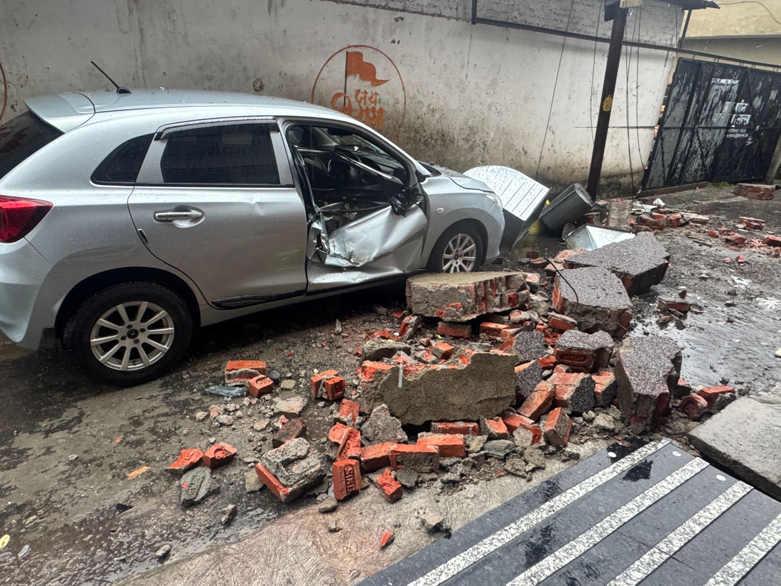 मूसलाधार बारिश के दौरान गिरी आकाशीय बिजली, घर की दीवार गिरने से नीचे खड़ी कार भी क्षतिग्रस्त..देखें Video..