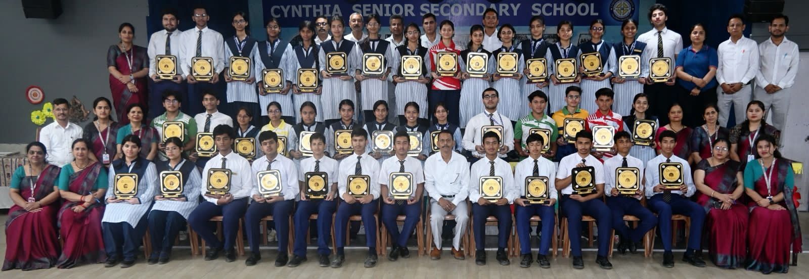 हाई स्कूल और इंटर में उत्कृष्ट प्रदर्शन करने वाले छात्रों को किया सम्मानित…..