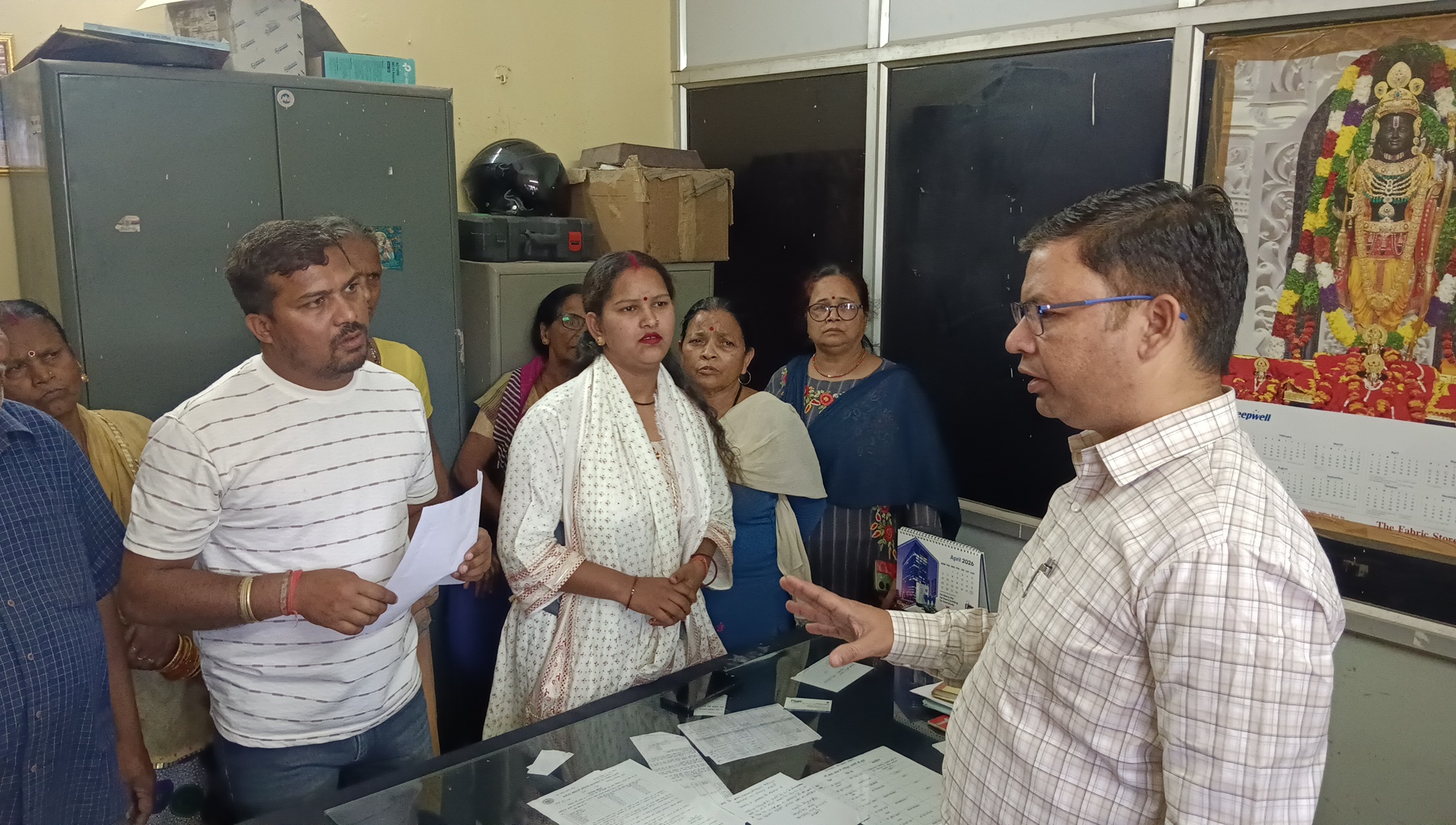 पेयजल समस्या पर फूटा गुस्सा, जल संस्थान कार्यालय पहुंचे लोगों ने किया सहायक अभियंता का घेराव…. 