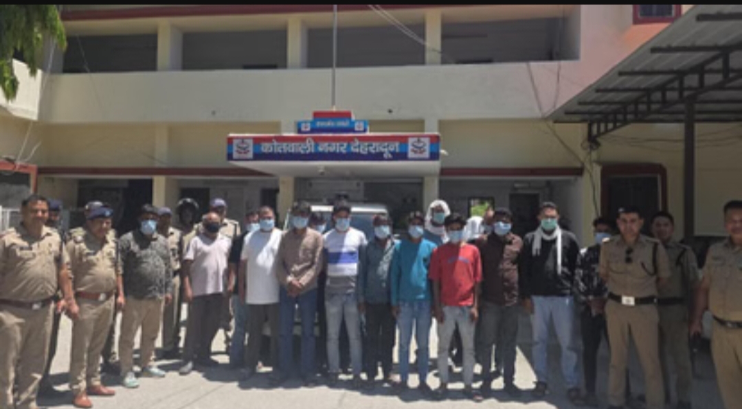 पुलिस ने अपार्टमेंट पर मारा छापा, जुए के बड़े खेल का भंडाफोड़….