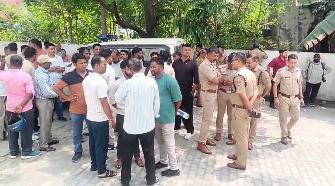 मदरसन कंपनी से लौट रही युवती की मौत का मामला,पोस्टमार्टम हाउस पहुंचे परिजनों का हंगामा, इस मांग पर अड़े….. 