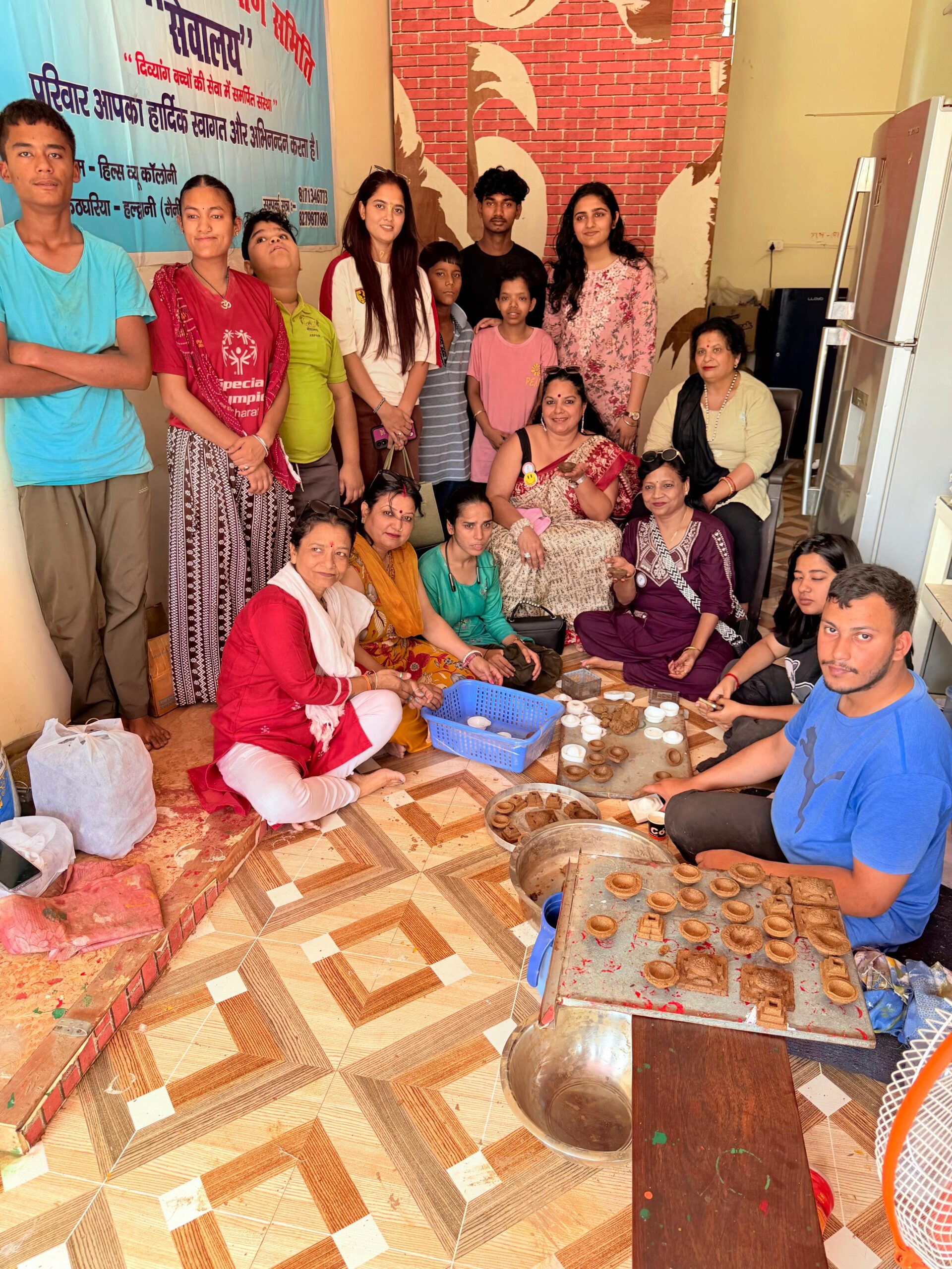 जरूरत का सामान पाकर खिले बच्चों के चेहरे….