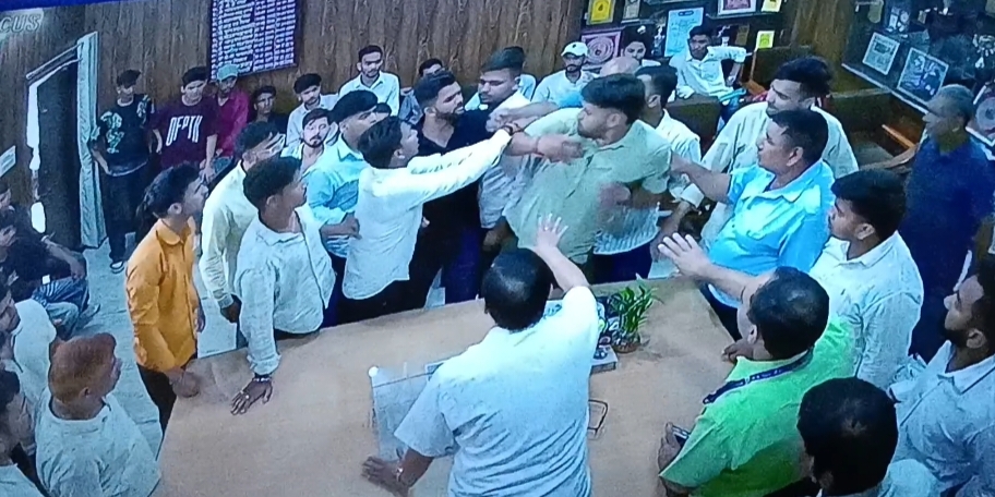 MBPG कॉलेज में पोस्टर लगाने को लेकर आपस में भिड़े छात्र, एक घायल……