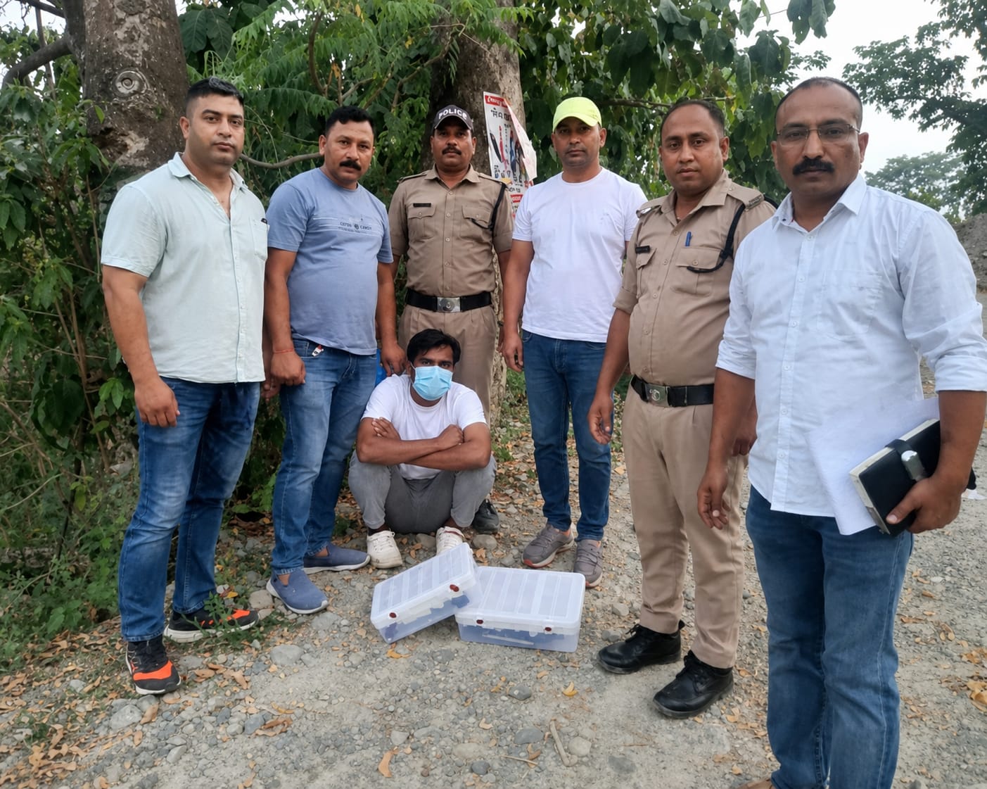 SOG व चोरगलिया पुलिस की संयुक्त कार्यवाही, 08 तमन्चों और 10 जिंदा कारतूसों के साथ अंतर-जनपदीय तस्कर गिरफ्तार……