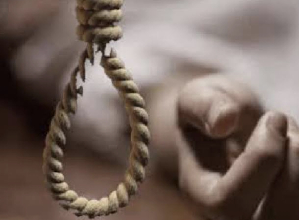 स्टोर रूम में फंदे से लटकी मिली विवाहिता, मचा हड़कंप…..