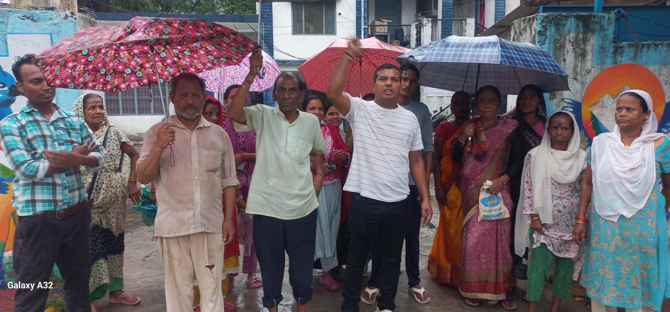 भारी बारिश में जल संस्थान कार्यालय में गरजे राजपुरा के लोग, पेयजल समस्या पर जताया आक्रोश……