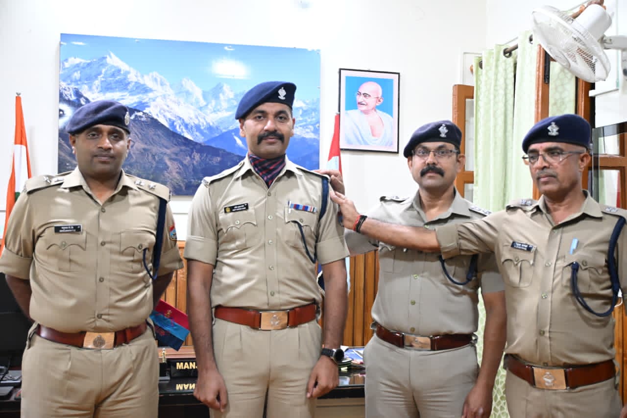 नैनीताल पुलिस में हुए प्रमोशन, सीओ अमित कुमार सैनी बने अपर पुलिस अधीक्षक, सुनील बिष्ट बने इंस्पेक्टर…..