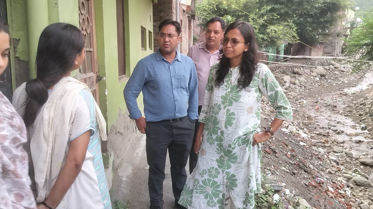 आगामी मानसून के दृष्टिगत हरकत में आया प्रशासन, संवेदनशील क्षेत्रों में निवासरत 150 परिवारों को दिए नोटिस…..