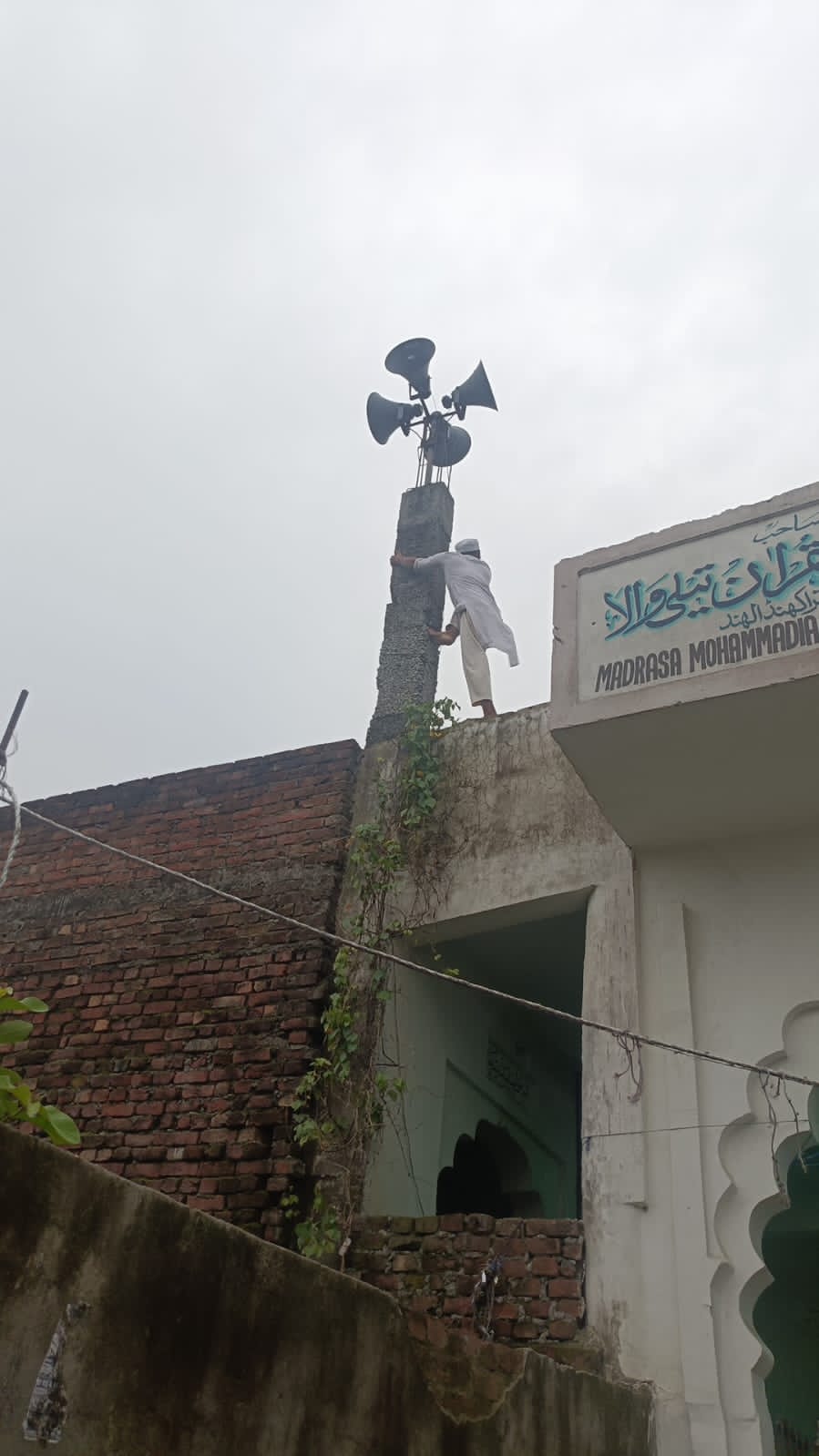 बिना अनुमति एवं मानकों के विपरीत, 94 धार्मिक स्थलों पर लगे लाउडस्पीकर हटवाए……..