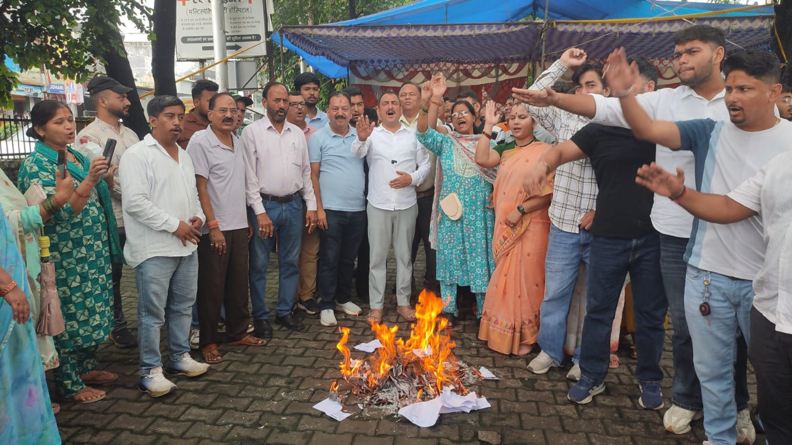 स्मार्ट मीटर है स्मार्ट लूटर”- ललित जोशी,बड़े हुए विद्युत बिलों की प्रतियां जलाकर जताया विरोध….