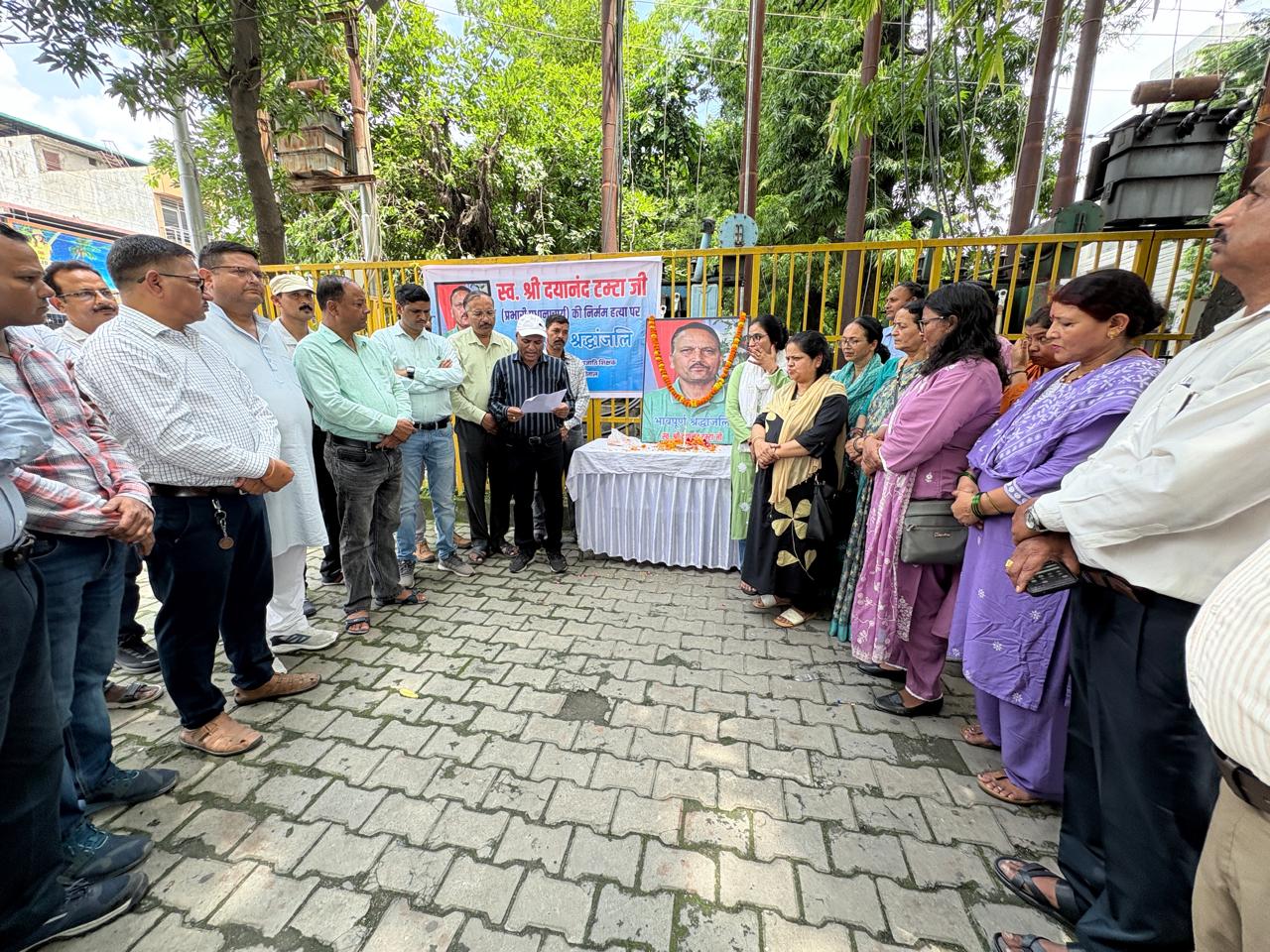 श्रद्धांजलि अर्पित कर प्रभारी प्रधानाचार्य स्वर्गीय दयानंद टम्टा को किया याद……