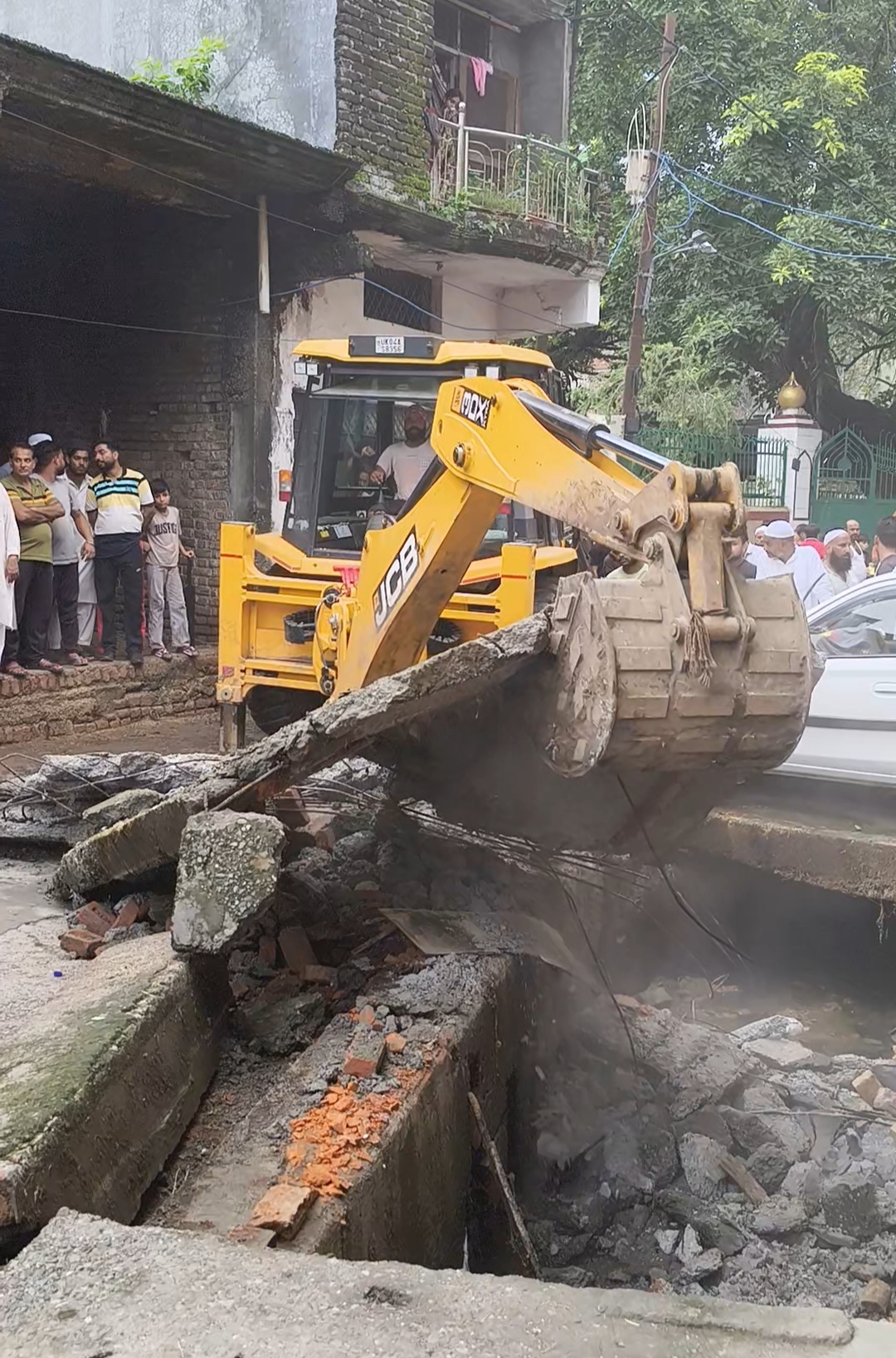नाले पर हुए अतिक्रमण पर गरजी जेसीबी, एक दर्जन से अधिक अवैध निर्माण ध्वस्त,देखें Video…..