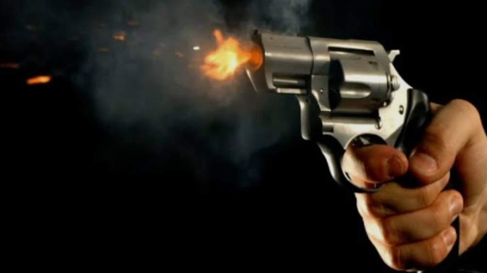 महिला मित्र को गोली मार युवक ने खुद को गोली से उड़ाया, इलाके में सनसनी…..